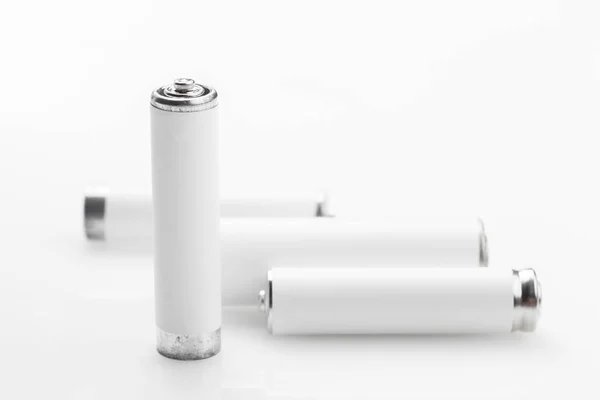 Batterijen Een Witte Achtergrond — Stockfoto