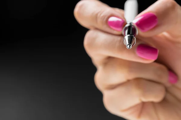 Vrouwelijke Hand Met Een Pen Close — Stockfoto