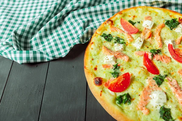 Frische Leckere Pizza Auf Holzgrund — Stockfoto