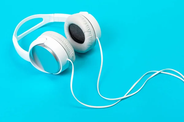Headphones Modernos Fundo Azul Brilhante — Fotografia de Stock