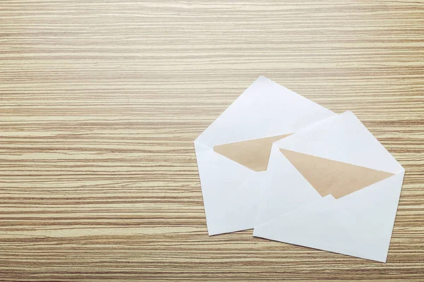 Ahşap arka plan üzerinde boş zarflar fotoğrafı