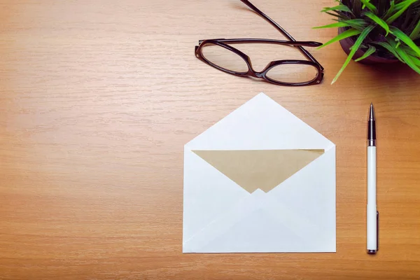 Boş zarf ve gözlük ahşap arka plan fotoğrafı