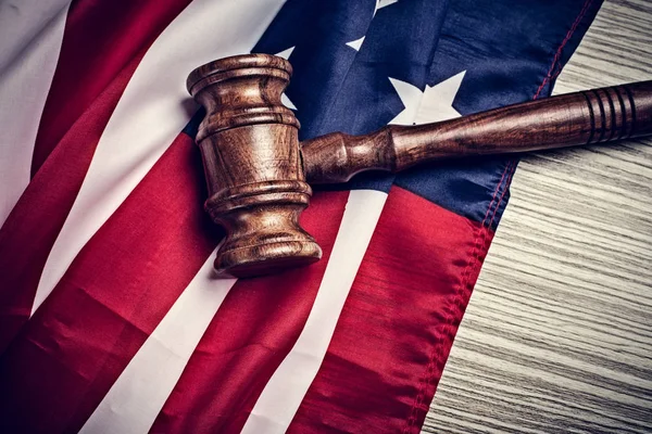 Yargıç tokmak ve arka plan ile ABD bayrağı