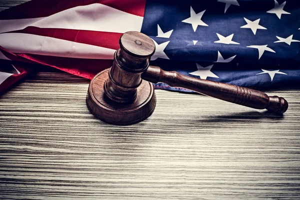 裁判官小槌とアメリカの国旗を背景 — ストック写真