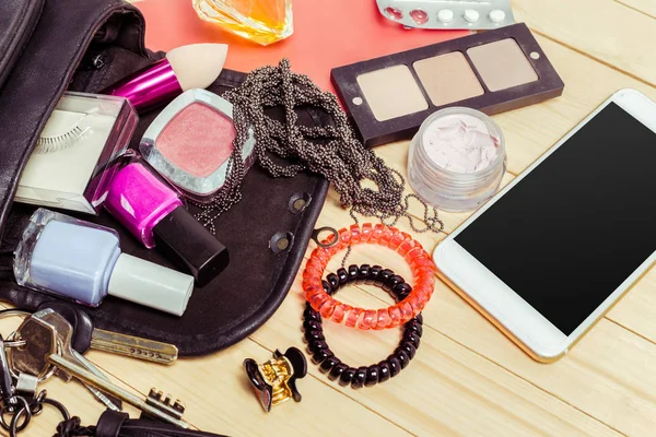 Kadınlar çanta malzeme üstünde görüntülemek için yakın çekim