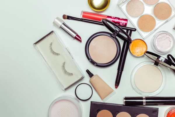 beyaz bir arka plan üzerinde izole kozmetik. Üstten görünüm.