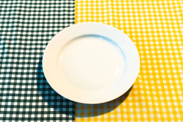 plaka üzerinde sarı damalı masa örtüsü