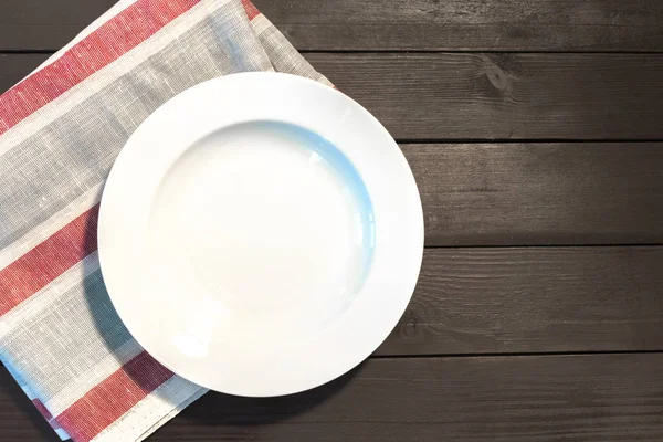 Assiette Blanche Sur Nappe Sur Fond Bois — Photo