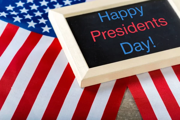 yazı tahtası ve Amerika Birleşik Devletleri bayrağı ile yazılmış metin mutlu Cumhurbaşkanlığı günü