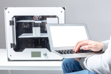 Tasarımcı 3D yazıcı ile çalışıyor