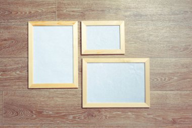  ahşap duvar arka plan üzerinde fotoğraf çerçeveleri