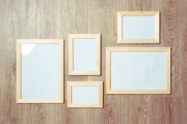  ahşap duvar arka plan üzerinde fotoğraf çerçeveleri
