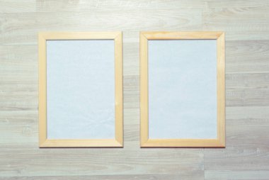  ahşap duvar arka plan üzerinde fotoğraf çerçeveleri