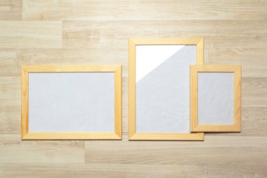  ahşap duvar arka plan üzerinde fotoğraf çerçeveleri