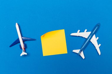 mavi arka plan üzerinde yolcu uçağı modeli