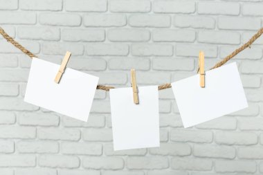 Fotoğraf kağıdı bağlamak için ip giyim iğne ile