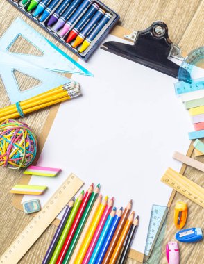 çeşitli renkli çizim araçları. Yukarı alay