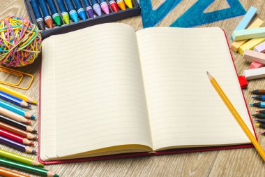 çeşitli renkli çizim araçları. Yukarı alay