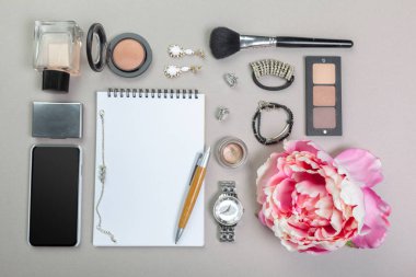 Kadınlar çanta malzeme üstünde görüntülemek için yakın çekim