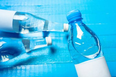 su şişeleri üzerinde ahşap masa