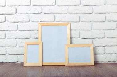 boş resim çerçevelerini tuğla duvar arka plan üzerinde 