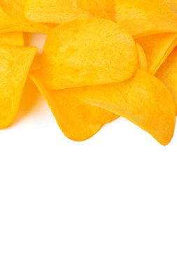 Beyaz arka planda izole edilmiş çıtır patates cipsi.