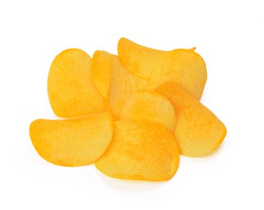 Beyaz arka planda izole edilmiş çıtır patates cipsi.