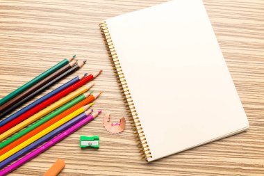 Ahşap arka planda okul malzemeleri