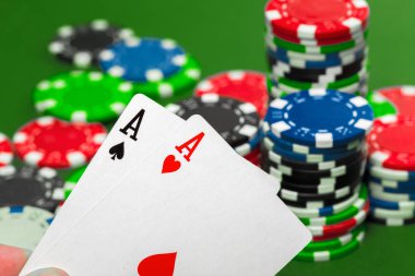 Poker fişleri masanın üzerinde yakın çekim