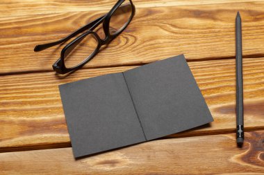 Mockup ahşap masa üzerinde siyah Paper