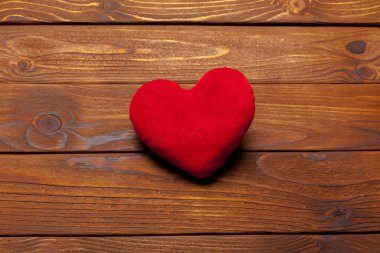 Masada kırmızı Sevgililer kalp