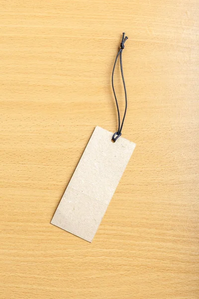 ahşap zemin üzerinde boş etiket