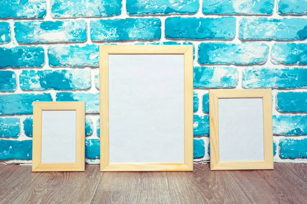 boş resim çerçevelerini tuğla duvar arka plan üzerinde 