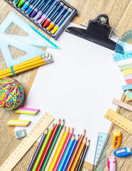 çeşitli renkli çizim araçları. Yukarı alay