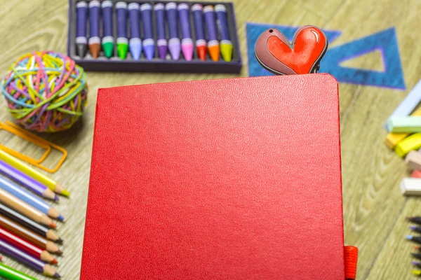 çeşitli renkli çizim araçları. Yukarı alay