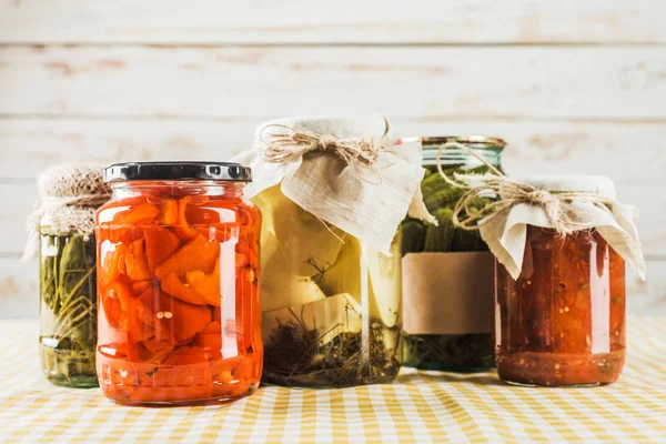 Ahşap arka plan üzerinde sebze korunmuş