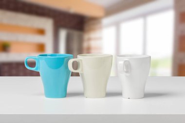 Arka planda, bir masada kahve fincanı yakın çekim