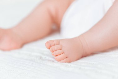 Yeni doğan bebek ayaklar