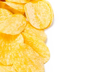 Beyaz arka planda izole edilmiş çıtır patates cipsi.