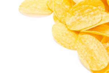 Beyaz arka planda izole edilmiş çıtır patates cipsi.