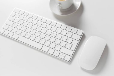 Bilgisayar klavye ve fare üstünde tepe-in beyaz masaüstü