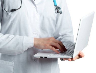 Kadın doktor laptop boş ekran ile tutarak