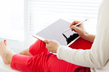 dijital tablet kullanan kadın