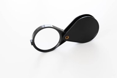 Büyüteç beyaz üzerine izole edilmiş