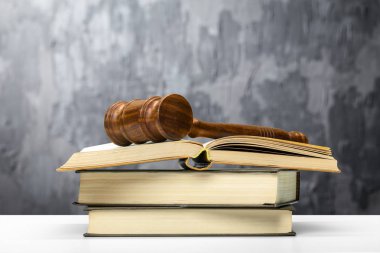 Tahta tokmak ve ahşap masadaki kitaplar.