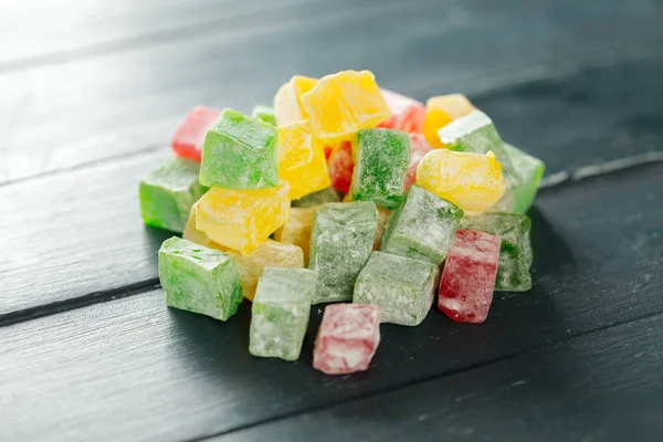 ahşap arka plan üzerinde geleneksel Doğu tatlı