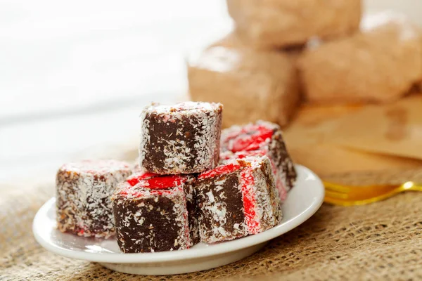 ahşap arka plan üzerinde geleneksel Doğu tatlı