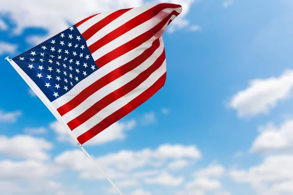 Bandera Americana Sobre Fondo Azul Del Cielo —  Fotos de Stock