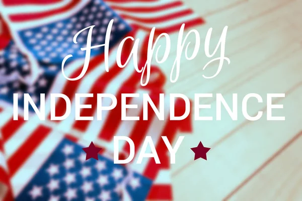 Glückliche Glückwunschkarte Zum Unabhängigkeitstag Auf Verschwommenem Hintergrund Der Amerikanischen Flagge — Stockfoto