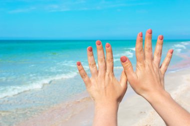 el işareti mavi deniz ve gökyüzü arka plan, yaz seyahat, tatil tatil kavramı arka plan üzerinde